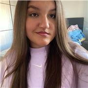 Imparto clases de apoyo a niños y a adolescentes de 12 a 15 años. Me defino como una mujer amable y extrovertida